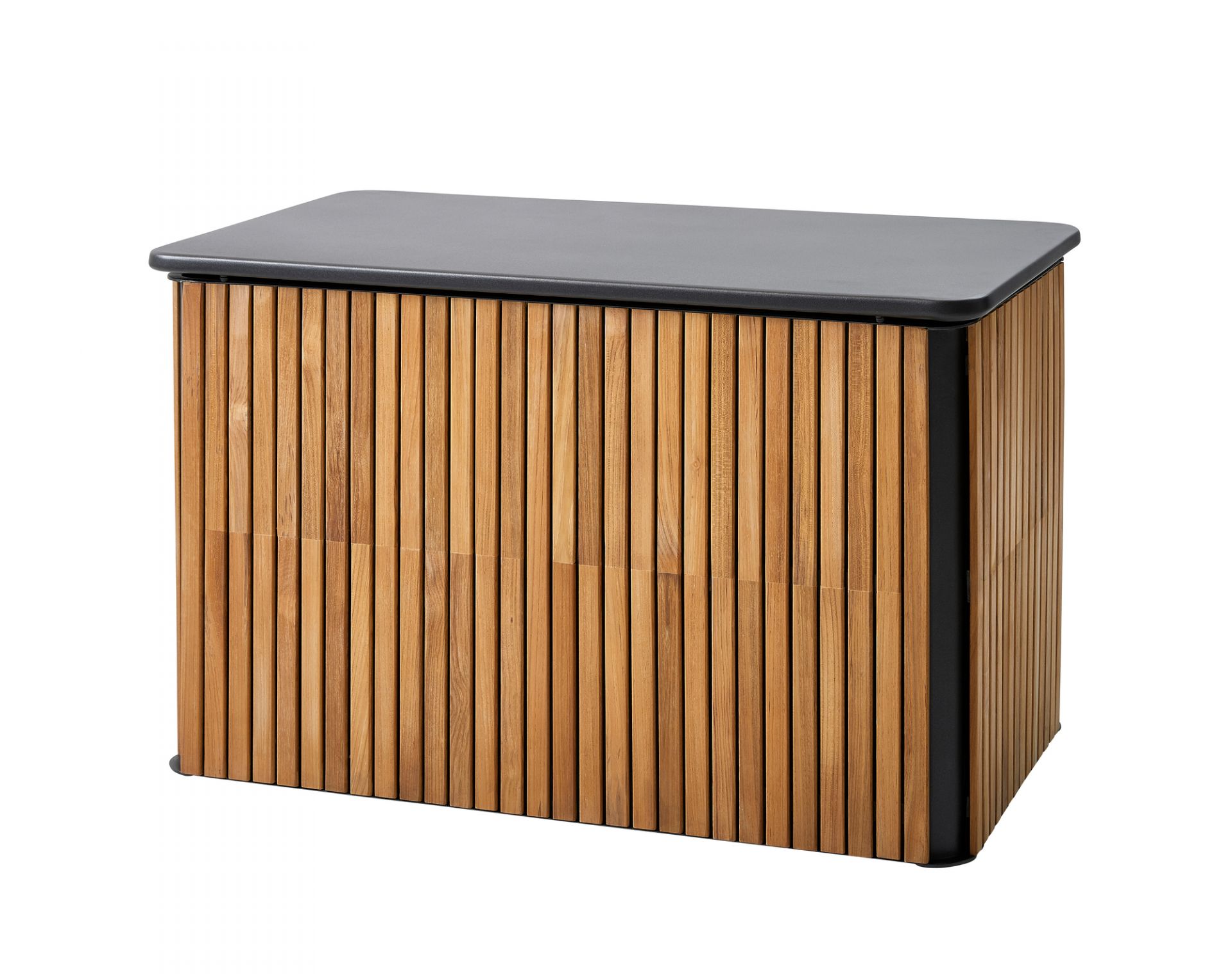 Combine Kissentruhe von Cane-Line: Kleine, rechteckige Aufbewahrungsbox aus Teakholz mit grauer Deckelplatte für Gartenmöbel.